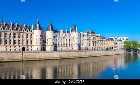 Paris, Blick auf die seine mit der Conciergerie auf der ile de la Cite und der Pont-Neuf Stockfoto