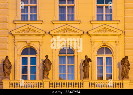 Frauen Statuen auf ein Gebäude in der Stadt Zagreb, Kroatien Stockfoto