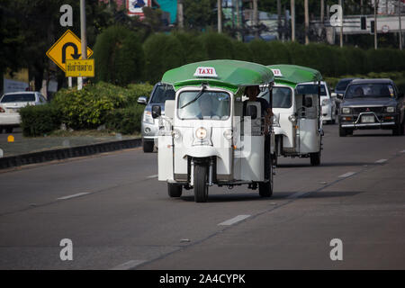 Chiangmai, Thailand - 10. Oktober 2019: Tuk Tuk taxi Chiangmai Service in Stadt und um. Foto an der Straße in die Stadt Chiang Mai. Stockfoto