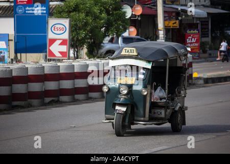 Chiangmai, Thailand - 10. Oktober 2019: Tuk Tuk taxi Chiangmai Service in Stadt und um. Foto an der Straße in die Stadt Chiang Mai. Stockfoto