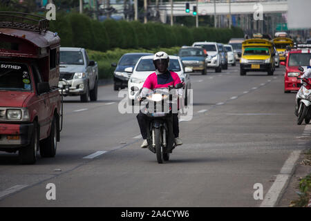 Chiangmai, Thailand - 10. Oktober 2019: Delivery Service Mann Fahrt ein Motercycle von Lebensmitteln Panda. Auf der Straße in die Stadt Chiang Mai. Stockfoto