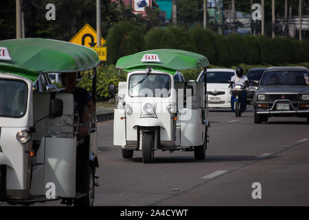 Chiangmai, Thailand - 10. Oktober 2019: Tuk Tuk taxi Chiangmai Service in Stadt und um. Foto an der Straße in die Stadt Chiang Mai. Stockfoto