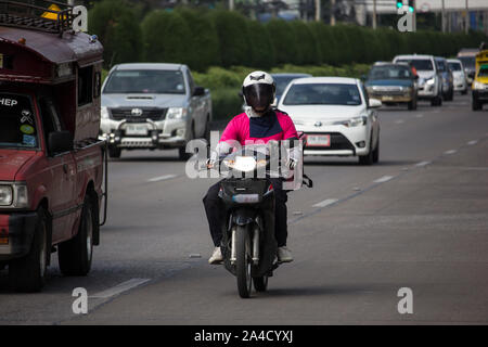 Chiangmai, Thailand - 10. Oktober 2019: Delivery Service Mann Fahrt ein Motercycle von Lebensmitteln Panda. Auf der Straße in die Stadt Chiang Mai. Stockfoto