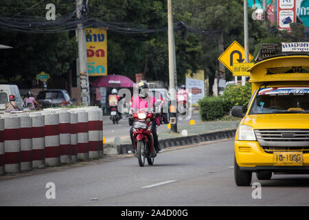 Chiangmai, Thailand - 10. Oktober 2019: Delivery Service Mann Fahrt ein Motercycle von Lebensmitteln Panda. Auf der Straße in die Stadt Chiang Mai. Stockfoto