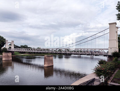 Die historische Waco Suspension Bridge, jetzt einen Fußgänger und Radfahrer" Brücke über den Brazos River in Waco, Texas Stockfoto