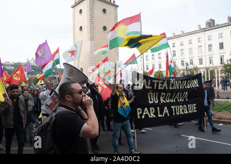 Am 12. Oktober 2019, Lyon, Auvergne-Rh ône-Alpes, Frankreich. Demonstration gegen türkische Streiks in Syrien. Kurdische Demonstranten mit Fahnen auf der Straße Stockfoto