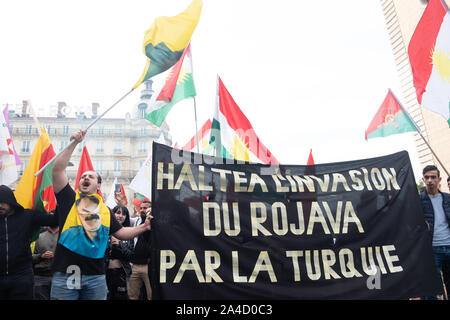 Am 12. Oktober 2019, Lyon, Auvergne-Rh ône-Alpes, Frankreich. Demonstration gegen türkische Streiks in Syrien. Kurdische Demonstranten mit Fahnen auf der Straße Stockfoto