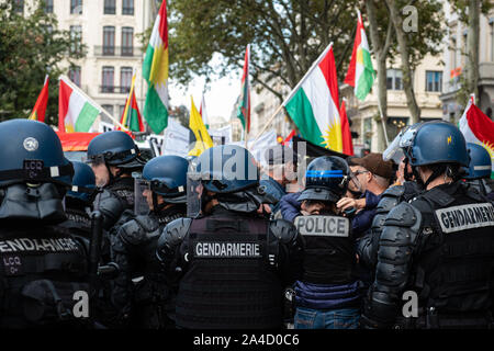 Am 12. Oktober 2019, Lyon, Auvergne-Rh ône-Alpes, Frankreich. Demonstration gegen türkische Streiks in Syrien. Polizei in der Demonstration Eingreifen nach einem Stockfoto