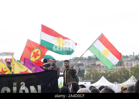 Am 12. Oktober 2019, Lyon, Auvergne-Rh ône-Alpes, Frankreich. Demonstration gegen türkische Streiks in Syrien. Kurdische Demonstranten mit Fahnen an den Telgruc-sur-Mer Stockfoto
