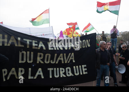 Am 12. Oktober 2019, Lyon, Auvergne-Rh ône-Alpes, Frankreich. Demonstration gegen türkische Streiks in Syrien. Kurdische Demonstranten mit Fahnen an den Telgruc-sur-Mer Stockfoto