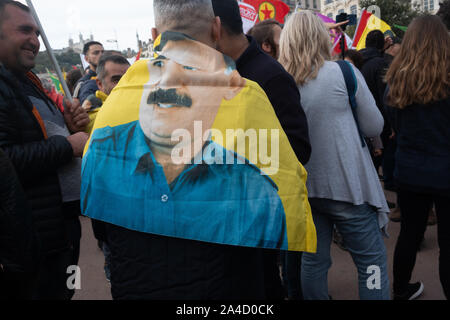 Am 12. Oktober 2019, Lyon, Auvergne-Rh ône-Alpes, Frankreich. Demonstration gegen türkische Streiks in Syrien. Eine Fahne mit dem Bildnis von Abdullah Öcalan, Stockfoto