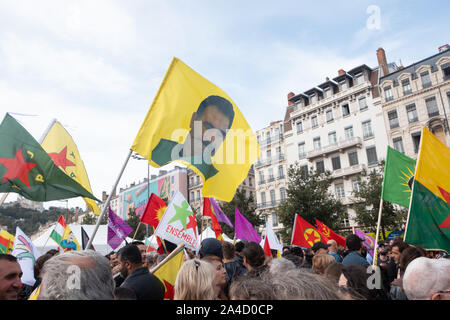 Am 12. Oktober 2019, Lyon, Auvergne-Rh ône-Alpes, Frankreich. Demonstration gegen türkische Streiks in Syrien. Eine Fahne mit dem Bildnis von Abdullah Öcalan, Stockfoto