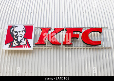 Minsk, Weißrussland - Juli 20, 2019: KFC Fastfood Restaurant Logo auf weissem Hintergrund Boden gugate Fassade Vorderansicht. KFC, auch als Kentucky Fried bekannt Stockfoto