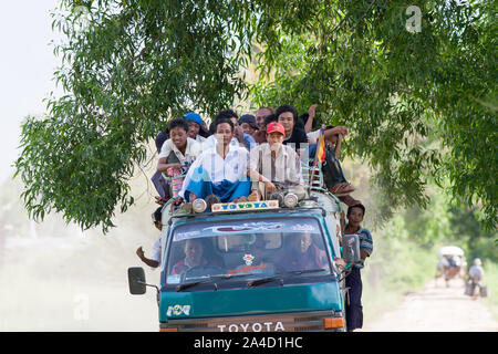 Die burmesische Männer Fahrt in einem alten Toyota am Stadtrand von Mandalay, Myanmar zu arbeiten. Stockfoto