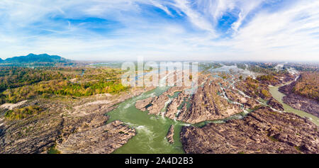 Antenne Panoramablick 4000 Inseln Mekong in Laos, Li Phi Wasserfälle, berühmten Reiseziel Backpacker in Südostasien. Geflochtene stream Muster Stockfoto