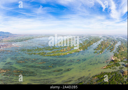 Antenne Panoramablick 4000 Inseln Mekong in Laos, Li Phi Wasserfälle, berühmten Reiseziel Backpacker in Südostasien. Geflochtene stream Muster Stockfoto