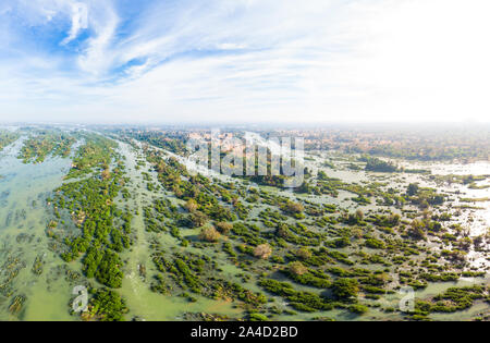 Antenne Panoramablick 4000 Inseln Mekong in Laos, Li Phi Wasserfälle, berühmten Reiseziel Backpacker in Südostasien. Geflochtene stream Muster Stockfoto