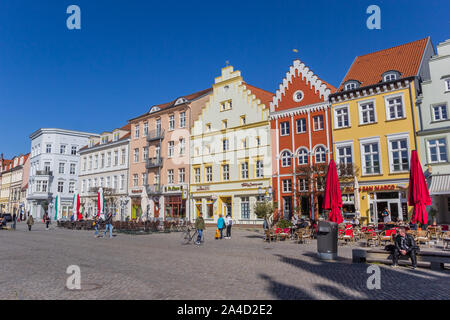 Farbenfrohe historische Häuser am Marktplatz von Greifswald, Deutschland Stockfoto