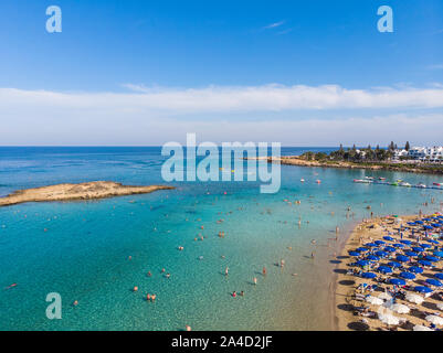 Der berühmte Feigenbaum Strand der Stadt in Protaras, Zypern Stockfoto