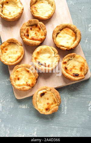 Pastel de Nata Portugiesisch Eierstich Torten auf blauem Hintergrund, Ansicht von oben, flach. Stockfoto