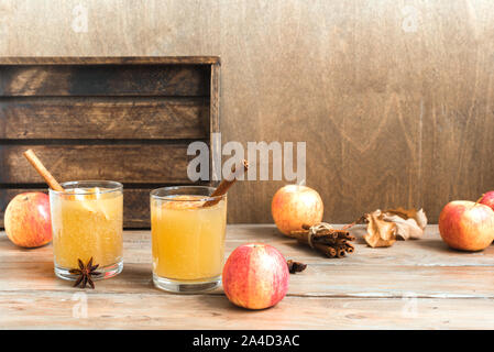 Festplatte Apple Cider Trinken. Saisonale herbstliche Hausgemachte spicy Apple Cider auf hölzernen Tisch. Stockfoto