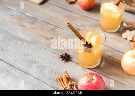 Festplatte Apple Cider Trinken. Saisonale herbstliche Hausgemachte spicy Apple Cider auf hölzernen Tisch. Stockfoto