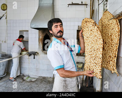 Qom, Iran. 10 Nov, 2017. Ein backer in seiner Bäckerei mit frischen Fladenbrot, am 10.11.2017 in der Stadt Qom. | Verwendung der weltweiten Kredit: dpa/Alamy leben Nachrichten Stockfoto