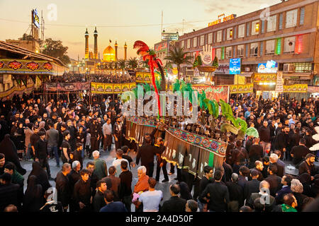 Für den jährlichen Urlaub Arbain viele Gläubige in der Stadt Qom im Iran gesammelt am 09.11.2017. Das religiöse Fest gefeiert wird 40 Tage nach Ashura, dem Fest des Martyriums des Hussein, ein Enkel des Propheten Mohammed. Die Prozession findet den ganzen Tag über bis spät in den Abend und endet dann im Heiligtum der Fatemeh al-Masumeh, die Schwester von der Achte Imam. | Verwendung weltweit Stockfoto