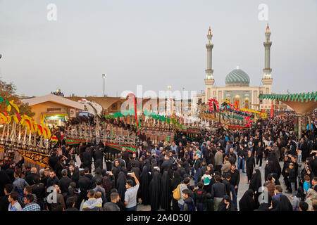 Für den jährlichen Urlaub Arbain viele Gläubige in der Stadt Qom im Iran gesammelt am 09.11.2017. Das religiöse Fest gefeiert wird 40 Tage nach Ashura, dem Fest des Martyriums des Hussein, ein Enkel des Propheten Mohammed. Die Prozession findet den ganzen Tag über bis spät in den Abend und endet dann im Heiligtum der Fatemeh al-Masumeh, die Schwester von der Achte Imam. | Verwendung weltweit Stockfoto