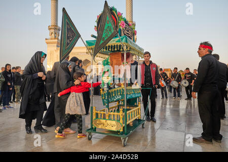 Für den jährlichen Urlaub Arbain viele Gläubige in der Stadt Qom im Iran gesammelt am 09.11.2017. Das religiöse Fest gefeiert wird 40 Tage nach Ashura, dem Fest des Martyriums des Hussein, ein Enkel des Propheten Mohammed. Die Prozession findet den ganzen Tag über bis spät in den Abend und endet dann im Heiligtum der Fatemeh al-Masumeh, die Schwester von der Achte Imam. | Verwendung weltweit Stockfoto