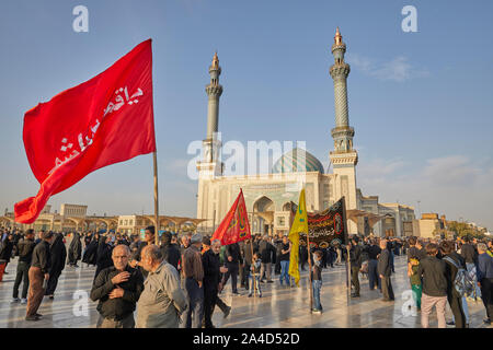 Für den jährlichen Urlaub Arbain viele Gläubige in der Stadt Qom im Iran gesammelt am 09.11.2017. Das religiöse Fest gefeiert wird 40 Tage nach Ashura, dem Fest des Martyriums des Hussein, ein Enkel des Propheten Mohammed. Die Prozession findet den ganzen Tag über bis spät in den Abend und endet dann im Heiligtum der Fatemeh al-Masumeh, die Schwester von der Achte Imam. | Verwendung weltweit Stockfoto