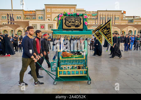 Für den jährlichen Urlaub Arbain viele Gläubige in der Stadt Qom im Iran gesammelt am 09.11.2017. Das religiöse Fest gefeiert wird 40 Tage nach Ashura, dem Fest des Martyriums des Hussein, ein Enkel des Propheten Mohammed. Die Prozession findet den ganzen Tag über bis spät in den Abend und endet dann im Heiligtum der Fatemeh al-Masumeh, die Schwester von der Achte Imam. | Verwendung weltweit Stockfoto