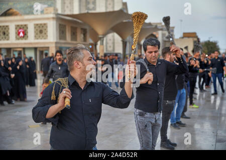 Für den jährlichen Urlaub Arbain viele Gläubige in der Stadt Qom im Iran gesammelt am 09.11.2017. Das religiöse Fest gefeiert wird 40 Tage nach Ashura, dem Fest des Martyriums des Hussein, ein Enkel des Propheten Mohammed. Die Prozession findet den ganzen Tag über bis spät in den Abend und endet dann im Heiligtum der Fatemeh al-Masumeh, die Schwester von der Achte Imam. | Verwendung weltweit Stockfoto