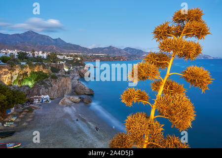 Playa La Caletilla vom Balkon von Europa in Nerja in der Dämmerung Stockfoto