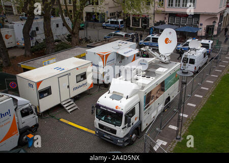 Im Bereich Medien für Übertragungswagen von TV- und Radiostationen, die während der Proteste gegen die AFD Parteitag in Köln, Sat-Antenne, Stockfoto