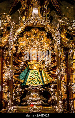 Das Jesuskind von Prag in der Karmelitenkirche der Siegesgottes in Mala Strana, Prager Säuglingsstatue Tschechische Republik Stockfoto