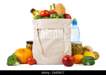 Wiederverwendbarer Beutel voll von verschiedenen Lebensmittel tote - Früchte, Gemüse und Brot. Auf weissem Hintergrund. Stockfoto