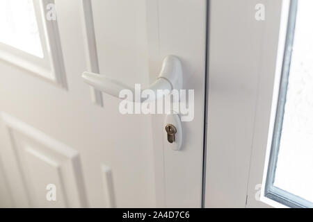 Weißer Kunststoff Griff oder Türknauf und Verriegelung der Tür geschlossen Stockfoto