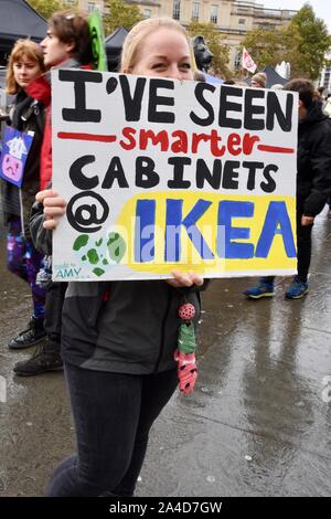 Demonstrant Holding eine Plakette, die sagt, 'Ich bin intelligenter Schränke bei IKEA", Aussterben Rebellion Protest, Tag 6, Trafalgar Square, London gesehen. Großbritannien Stockfoto