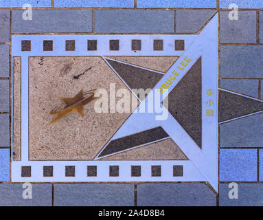 Bruce Lee Denkmal mit Handabdrücke, Unterschrift und Name auf der Avenue of Stars in Tsim Sha Tsui, Hong Kong, China. Stockfoto