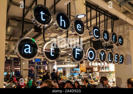 Foyles Cafe. Im Café des Foyles Buchhandlung. Foyles Buchhandlung in Charing Cross Road in London, Großbritannien. Foyles wurde im Jahr 1903 gegründet. Stockfoto