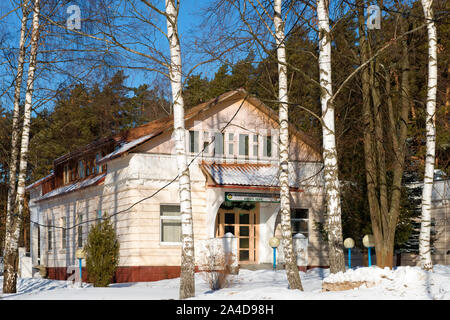 REGION Moskau, Russland - 2. MÄRZ 2019: Bürogebäude der Reitanlage an einem Wintertag. Auf einem Hügel in einem Nadelwald auf der Ba entfernt Stockfoto