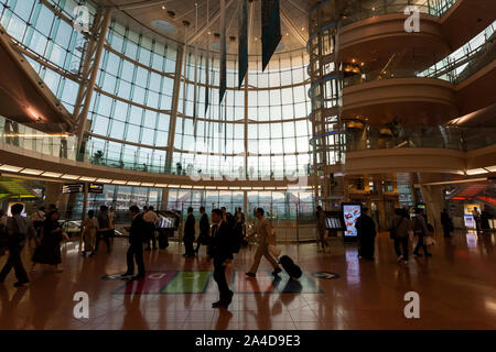 Reisende und Passagiere vor einem großen Fenster im Terminal 2 des Haneda Airport, Tokio, Japan. Stockfoto