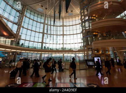 Reisende und Passagiere vor einem großen Fenster im Terminal 2 des Haneda Airport, Tokio, Japan. Stockfoto