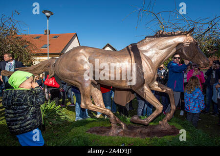 Zamrsk, Tschechische Republik. 12 Okt, 2019. Die Bronzestatue von peruan Race Horse in Zamrsk, Tschechische Republik, 12. Oktober 2019. Peruan gewann den Grand Pardubitzer Steeplechase dreimal und seine Statue außerhalb der Pferderennen in Zamrsk vorgestellt wurde am Vorabend der Hindernislauf. Peruan wurde auf einem Bauernhof in Zamrsk ausgebildet, er lebte und starb dort 2017. Quelle: David Tanecek/CTK Photo/Alamy leben Nachrichten Stockfoto