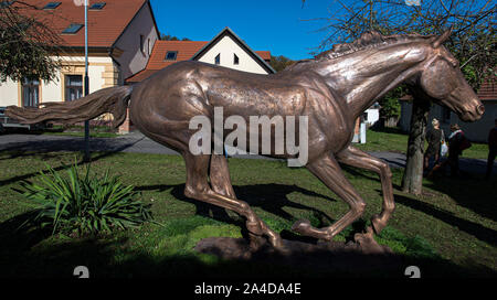 Zamrsk, Tschechische Republik. 12 Okt, 2019. Die Bronzestatue von peruan Race Horse in Zamrsk, Tschechische Republik, 12. Oktober 2019. Peruan gewann den Grand Pardubitzer Steeplechase dreimal und seine Statue außerhalb der Pferderennen in Zamrsk vorgestellt wurde am Vorabend der Hindernislauf. Peruan wurde auf einem Bauernhof in Zamrsk ausgebildet, er lebte und starb dort 2017. Quelle: David Tanecek/CTK Photo/Alamy leben Nachrichten Stockfoto