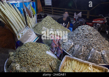 Hamadan, Iran. 04 Juni, 2017. Besucher in der Abbas-Abad Tal in der Nähe des Ganjnameh Inschriften im Südwesten der Stadt von Hamadan im Iran, am 04.06.2017. Das Tal am Fuße des Alvand Bergen ist ein beliebtes Reiseziel mit einem Wasserfall, Bergbahn, Vergnügungspark und vielen Restaurants. | Verwendung der weltweiten Kredit: dpa/Alamy leben Nachrichten Stockfoto