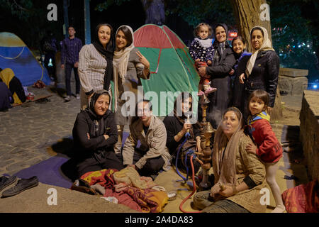 Hamadan, Iran. 04 Juni, 2017. Besucher in der Abbas-Abad Tal in der Nähe des Ganjnameh Inschriften im Südwesten der Stadt von Hamadan im Iran, am 04.06.2017. Das Tal am Fuße des Alvand Bergen ist ein beliebtes Reiseziel mit einem Wasserfall, Bergbahn, Vergnügungspark und vielen Restaurants. | Verwendung der weltweiten Kredit: dpa/Alamy leben Nachrichten Stockfoto