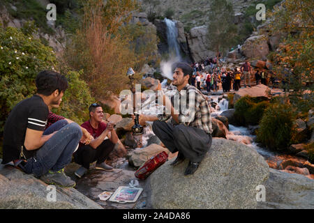 Hamadan, Iran. 04 Juni, 2017. Besucher in der Abbas-Abad Tal in der Nähe des Ganjnameh Inschriften im Südwesten der Stadt von Hamadan im Iran, am 04.06.2017. Das Tal am Fuße des Alvand Bergen ist ein beliebtes Reiseziel mit einem Wasserfall, Bergbahn, Vergnügungspark und vielen Restaurants. | Verwendung der weltweiten Kredit: dpa/Alamy leben Nachrichten Stockfoto