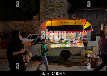 Hamadan, Iran. 04 Juni, 2017. Besucher in der Abbas-Abad Tal in der Nähe des Ganjnameh Inschriften im Südwesten der Stadt von Hamadan im Iran, am 04.06.2017. Das Tal am Fuße des Alvand Bergen ist ein beliebtes Reiseziel mit einem Wasserfall, Bergbahn, Vergnügungspark und vielen Restaurants. | Verwendung der weltweiten Kredit: dpa/Alamy leben Nachrichten Stockfoto